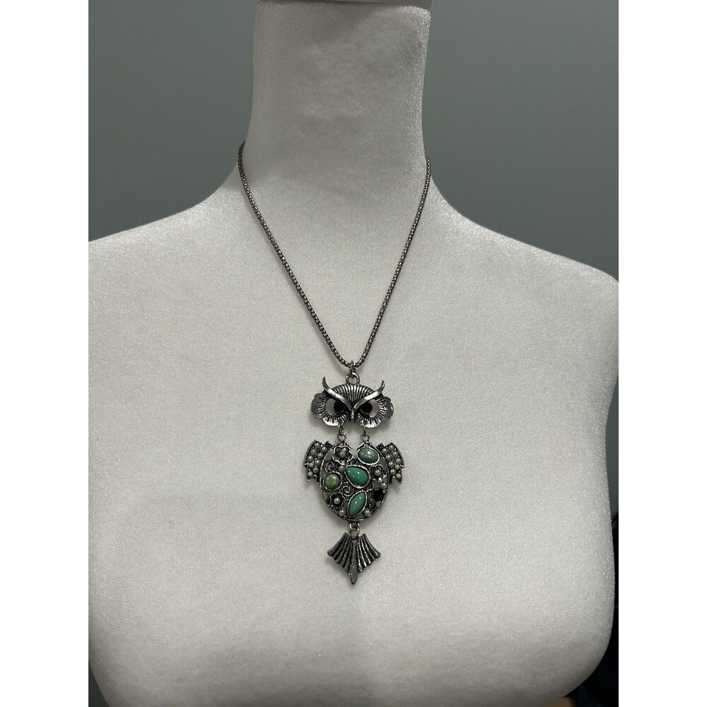 Articulated Silver Tone Owl Pendant With Green Stones Necklace